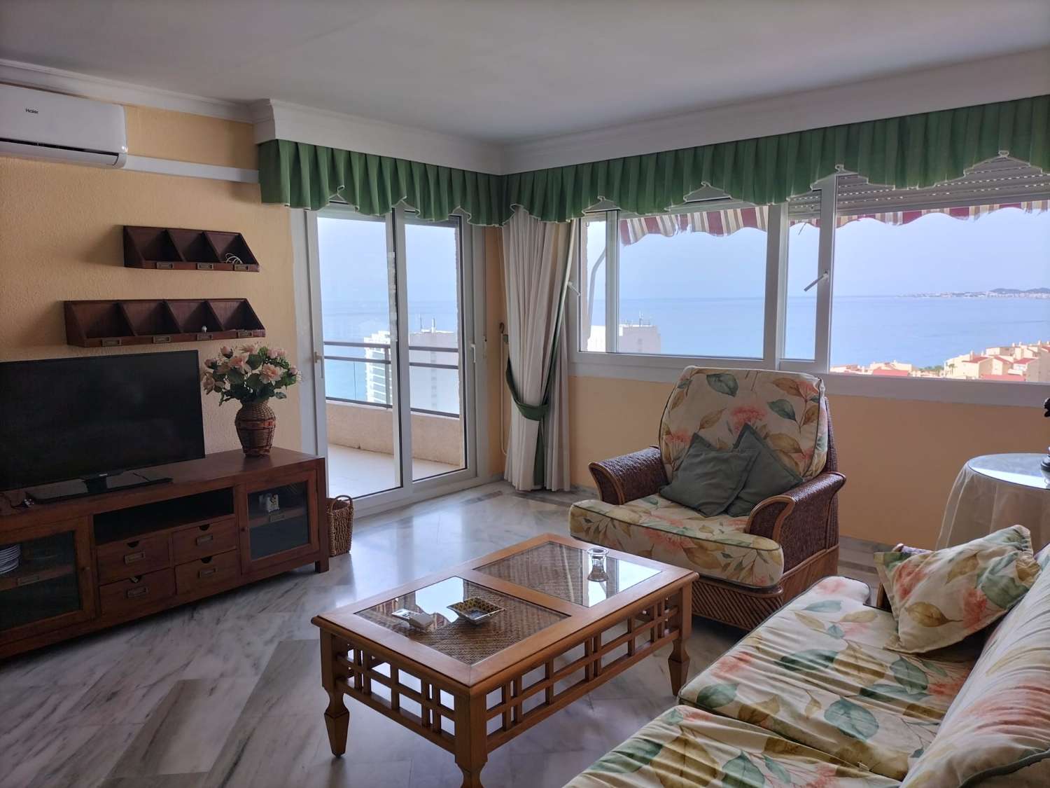LARGA TEMPORADA  SE ALQUILA  BONITO APARTAMENTO CON VISTAS AL MAR EN 1ª LINEA DE PLAYA EN BENALMADENA