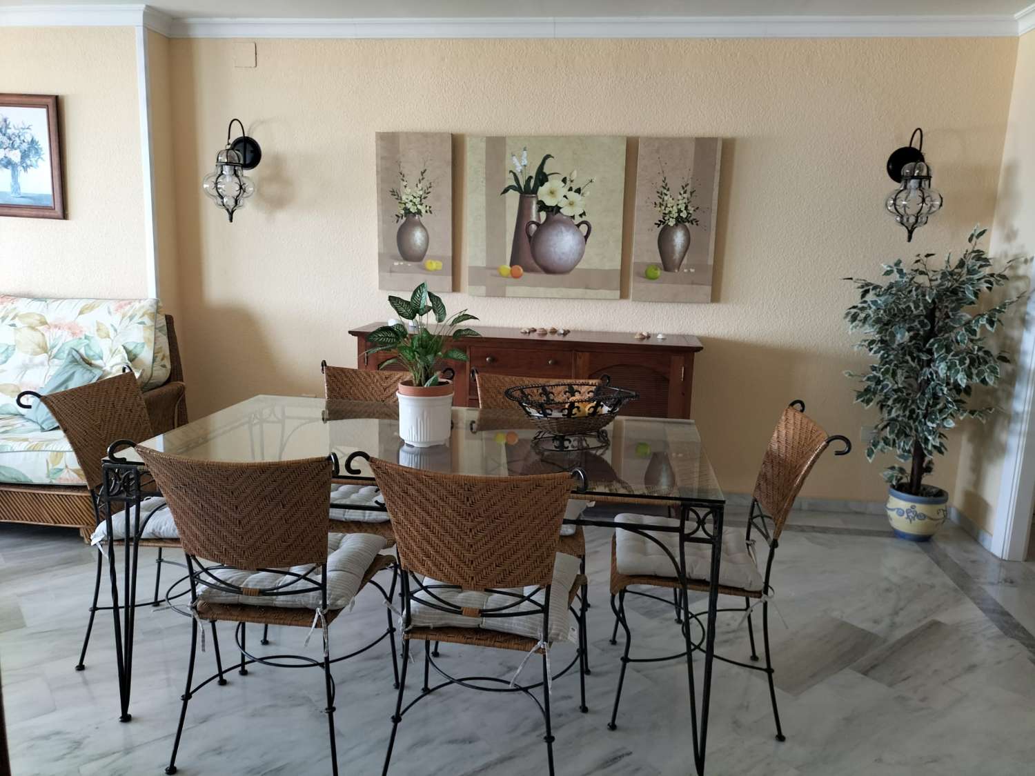 LARGA TEMPORADA  SE ALQUILA  BONITO APARTAMENTO CON VISTAS AL MAR EN 1ª LINEA DE PLAYA EN BENALMADENA