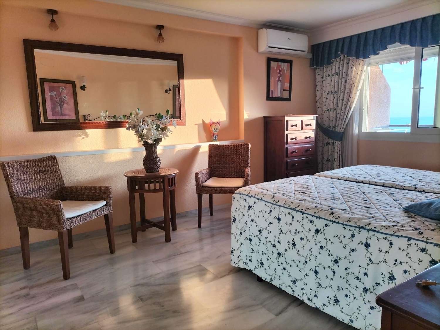 LARGA TEMPORADA  SE ALQUILA  BONITO APARTAMENTO CON VISTAS AL MAR EN 1ª LINEA DE PLAYA EN BENALMADENA