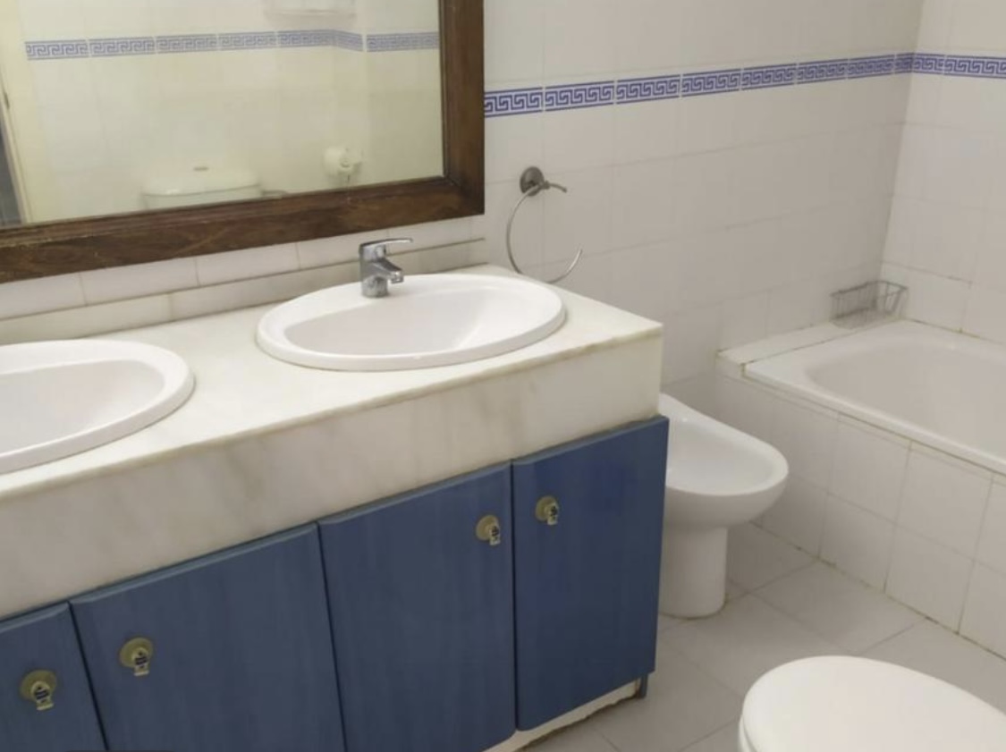 LARGA TEMPORADA , SE ALQUILA BONITO APARTAMENTO FRONTAL AL MAR EN BENALMADENA