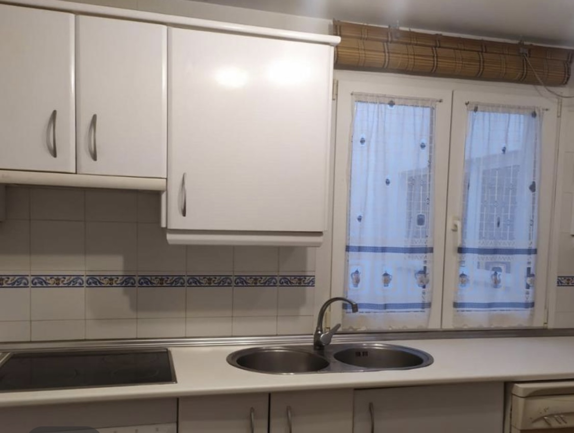 LARGA TEMPORADA , SE ALQUILA BONITO APARTAMENTO FRONTAL AL MAR EN BENALMADENA