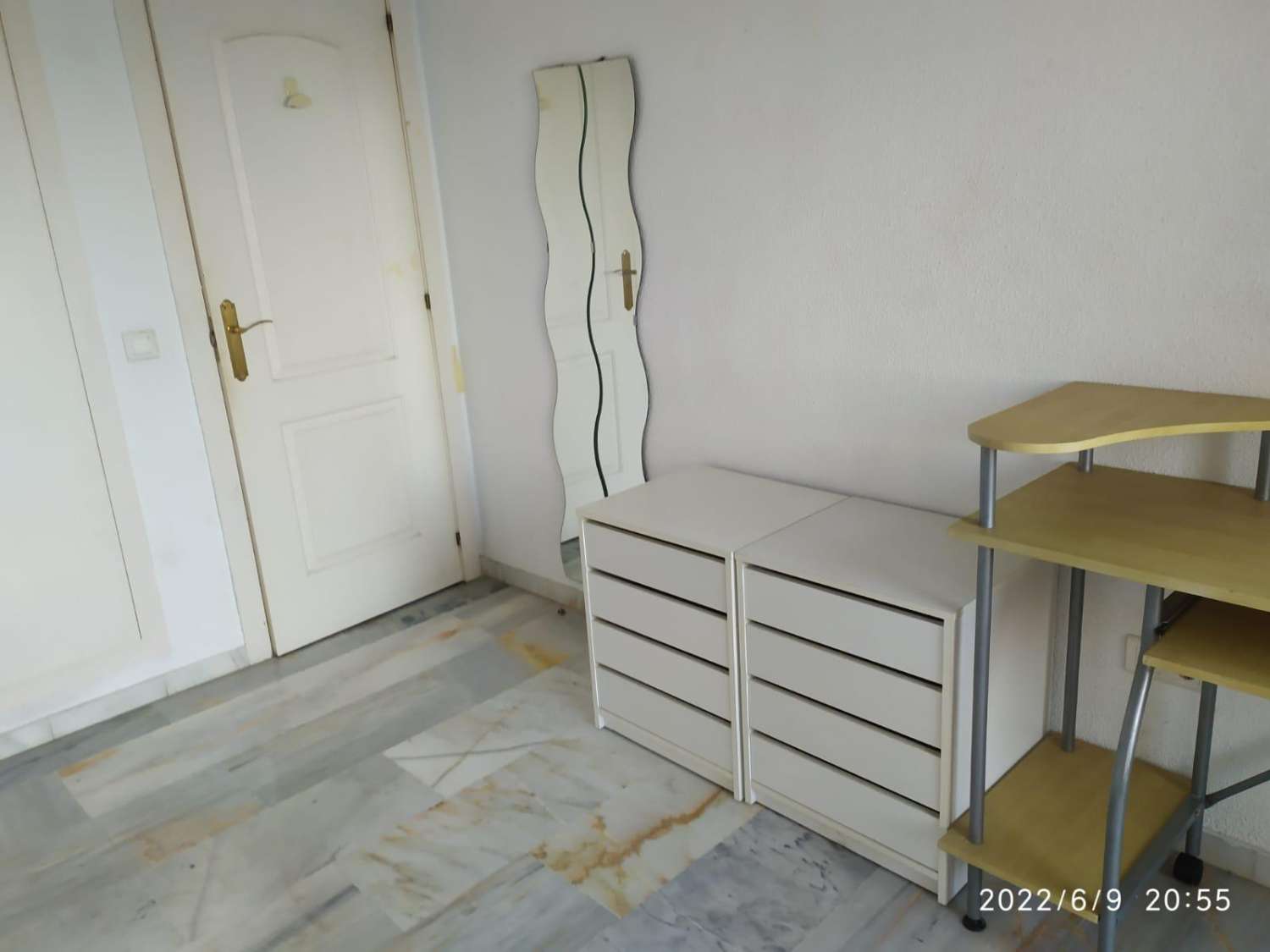 LARGA TEMPORADA , SE ALQUILA BONITO APARTAMENTO FRONTAL AL MAR EN BENALMADENA
