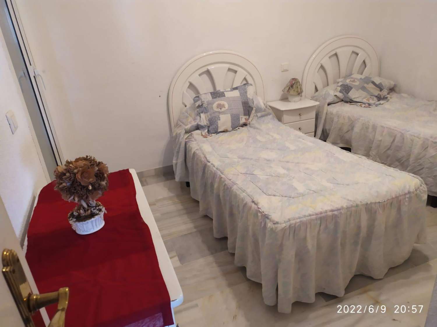LARGA TEMPORADA , SE ALQUILA BONITO APARTAMENTO FRONTAL AL MAR EN BENALMADENA