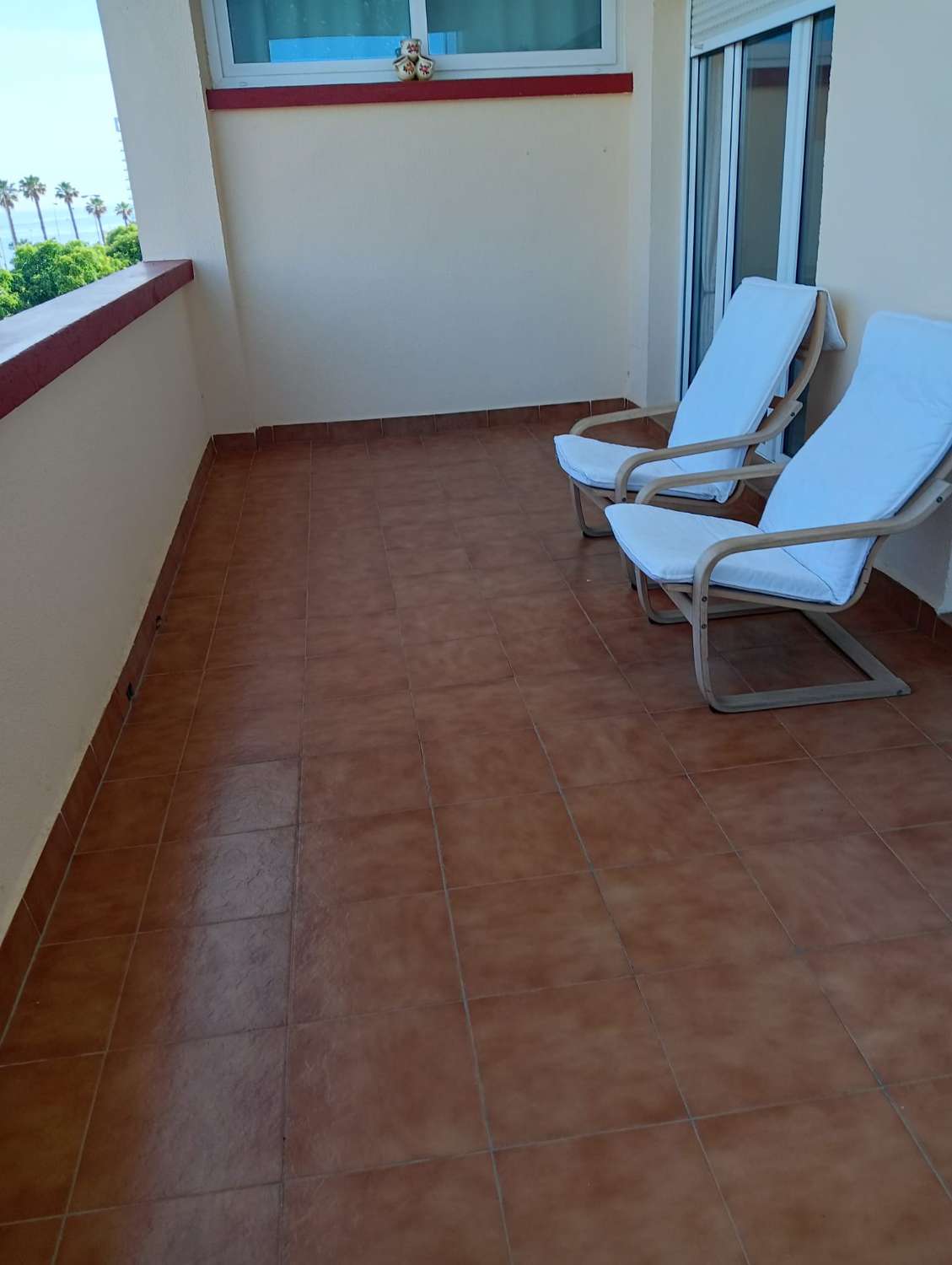 LARGA TEMPORADA , SE ALQUILA BONITO APARTAMENTO FRONTAL AL MAR EN BENALMADENA