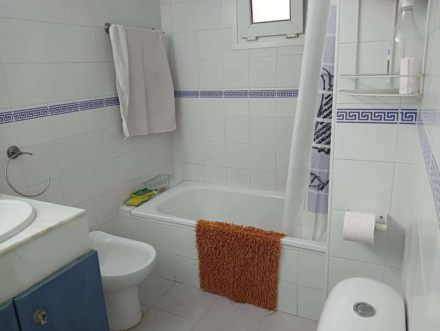 LARGA TEMPORADA , SE ALQUILA BONITO APARTAMENTO FRONTAL AL MAR EN BENALMADENA
