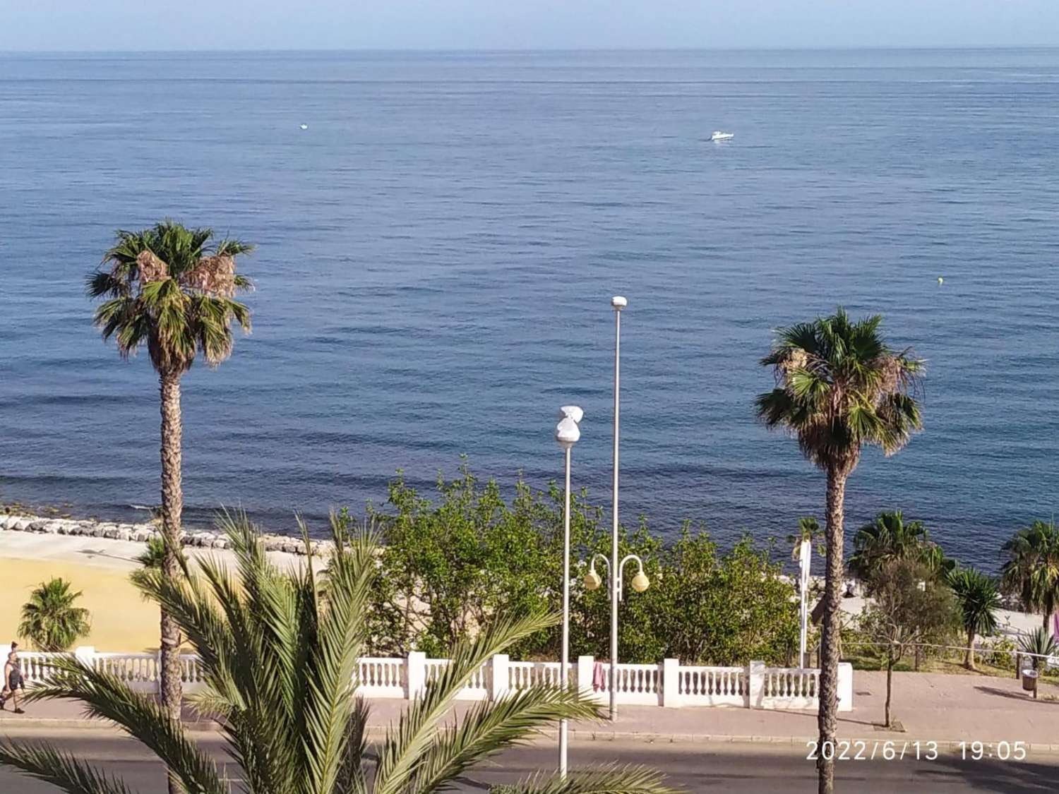LARGA TEMPORADA , SE ALQUILA BONITO APARTAMENTO FRONTAL AL MAR EN BENALMADENA