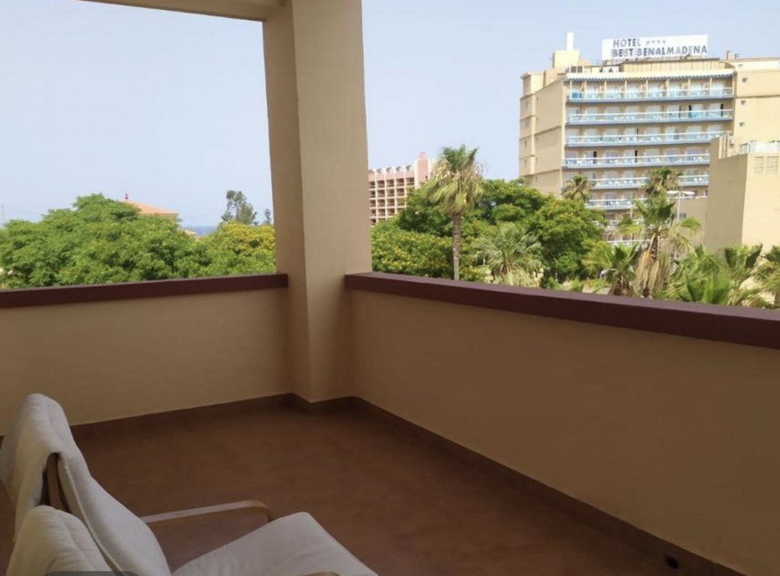 LARGA TEMPORADA , SE ALQUILA BONITO APARTAMENTO FRONTAL AL MAR EN BENALMADENA