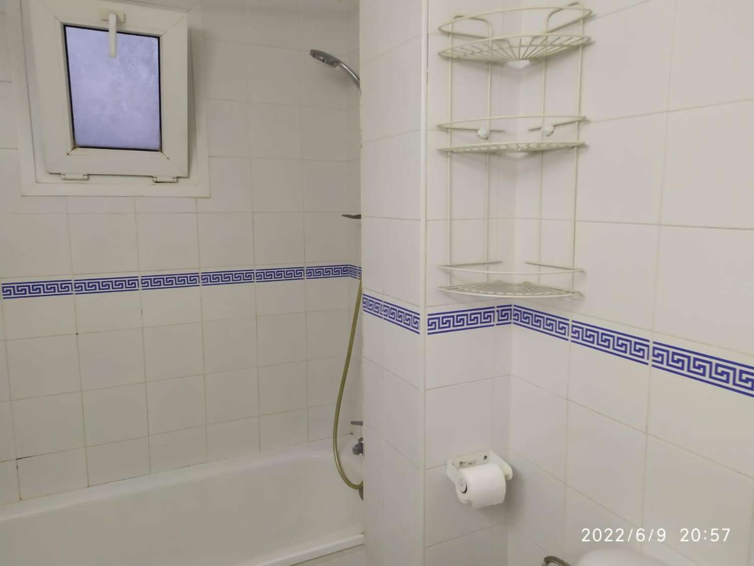 LARGA TEMPORADA , SE ALQUILA BONITO APARTAMENTO FRONTAL AL MAR EN BENALMADENA