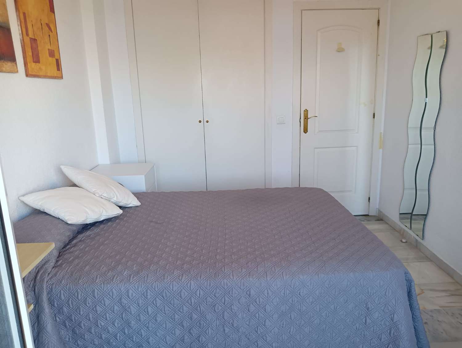 LARGA TEMPORADA , SE ALQUILA BONITO APARTAMENTO FRONTAL AL MAR EN BENALMADENA