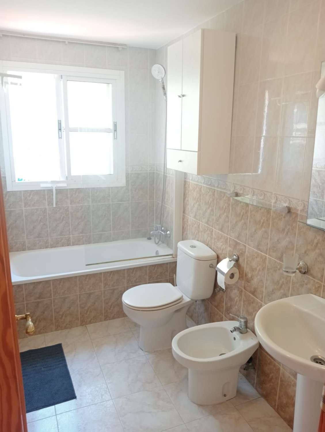 LARGA TEMPORADA , SE ALQUILA  BONITO APARTAMENTO EN ZONA  CALABURRA CHAPARRAL (MIJAS COSTA)