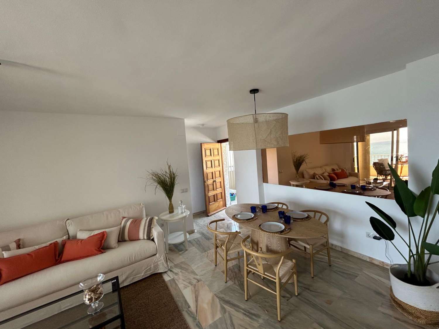 MEDIA TEMPORADA . SE ALQUILA DESDE AHORA HASTA 30.6.26  PRECIOSO  APARTAMENTO EN 1ª LINEA DE PLAYA CON VISTAS AL MAR  EN ZONA  LAS GAVIOTAS (FUENGIROLA)