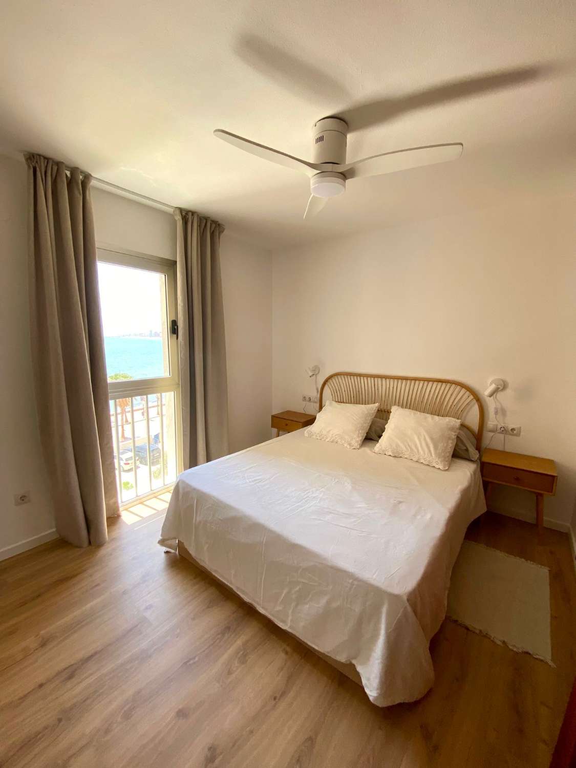 MEDIA TEMPORADA . SE ALQUILA DESDE AHORA HASTA 30.6.26  PRECIOSO  APARTAMENTO EN 1ª LINEA DE PLAYA CON VISTAS AL MAR  EN ZONA  LAS GAVIOTAS (FUENGIROLA)
