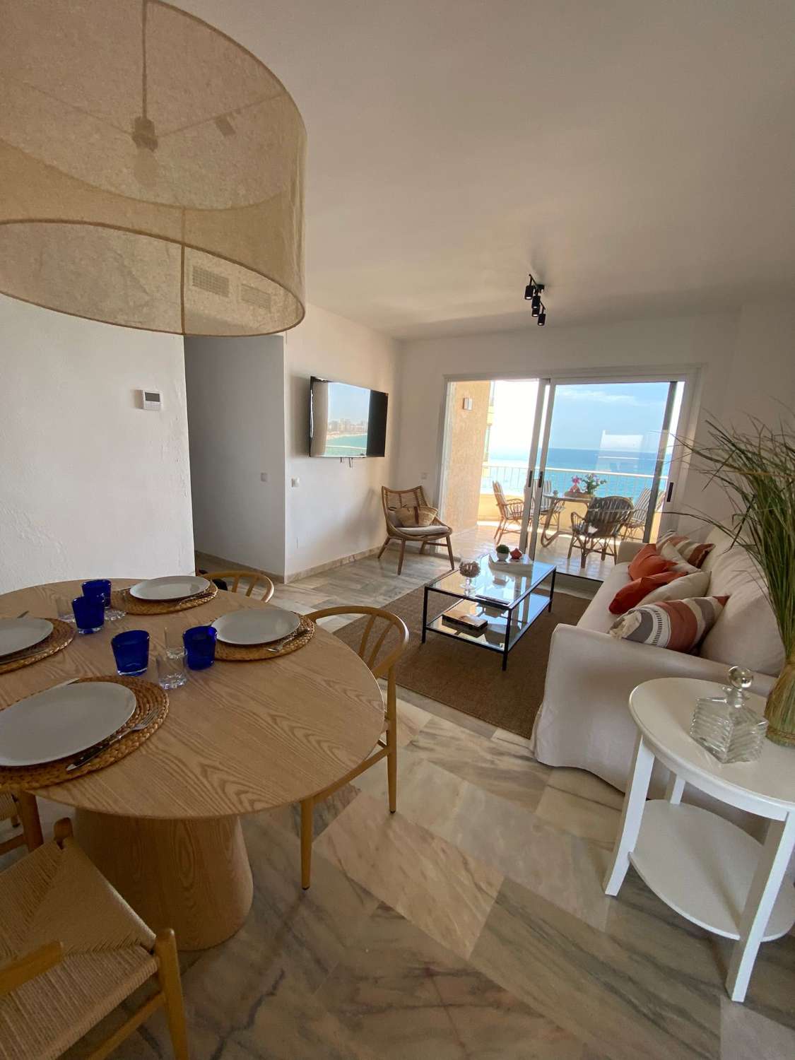 MEDIA TEMPORADA . SE ALQUILA DESDE AHORA HASTA 30.6.26  PRECIOSO  APARTAMENTO EN 1ª LINEA DE PLAYA CON VISTAS AL MAR  EN ZONA  LAS GAVIOTAS (FUENGIROLA)