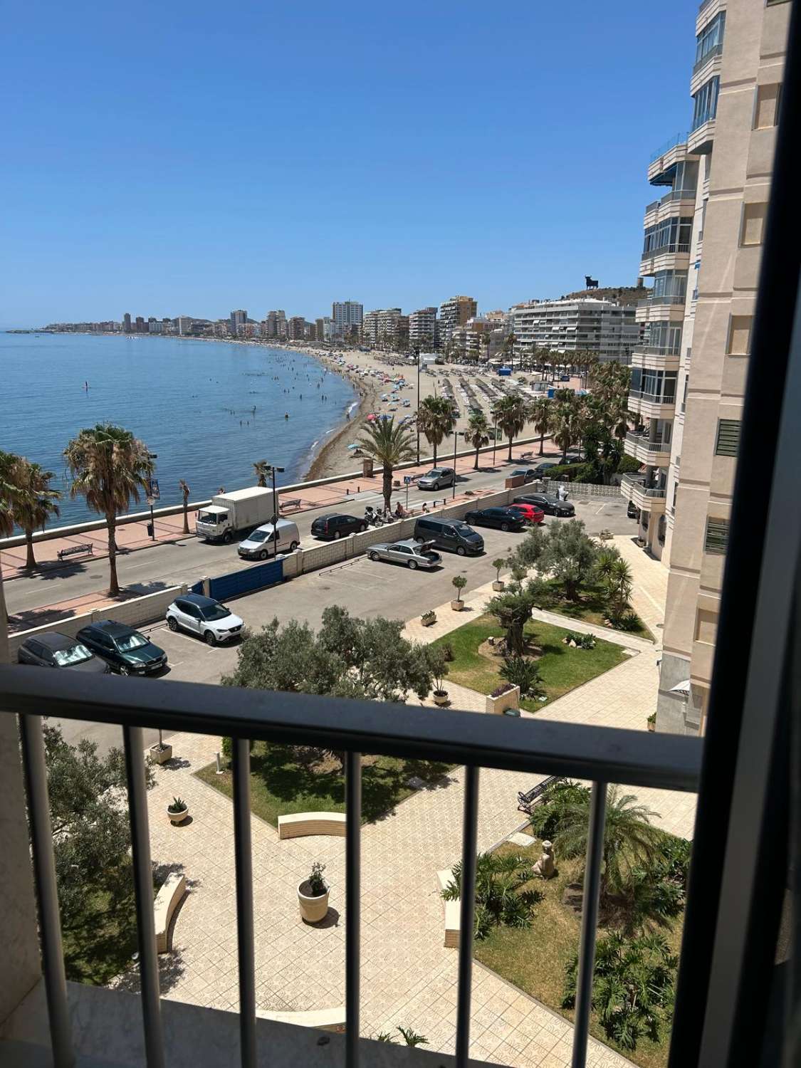 MEDIA TEMPORADA . SE ALQUILA DESDE AHORA HASTA 30.6.26  PRECIOSO  APARTAMENTO EN 1ª LINEA DE PLAYA CON VISTAS AL MAR  EN ZONA  LAS GAVIOTAS (FUENGIROLA)