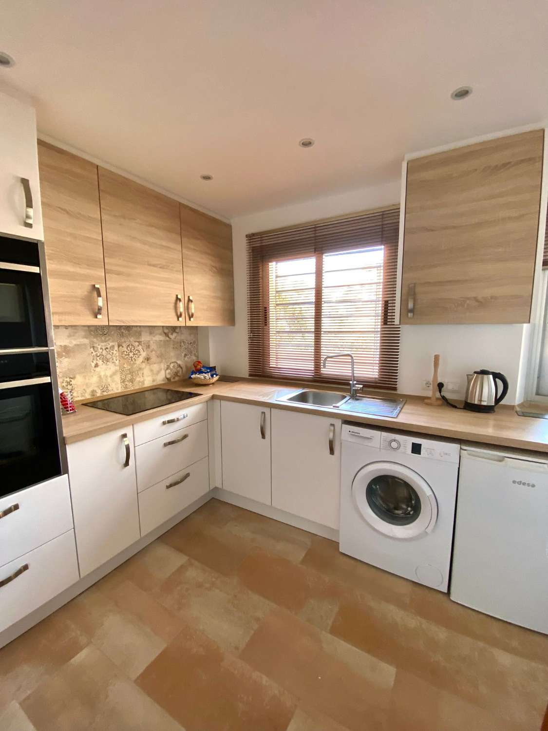 MEDIA TEMPORADA . SE ALQUILA DESDE AHORA HASTA 30.6.26  PRECIOSO  APARTAMENTO EN 1ª LINEA DE PLAYA CON VISTAS AL MAR  EN ZONA  LAS GAVIOTAS (FUENGIROLA)