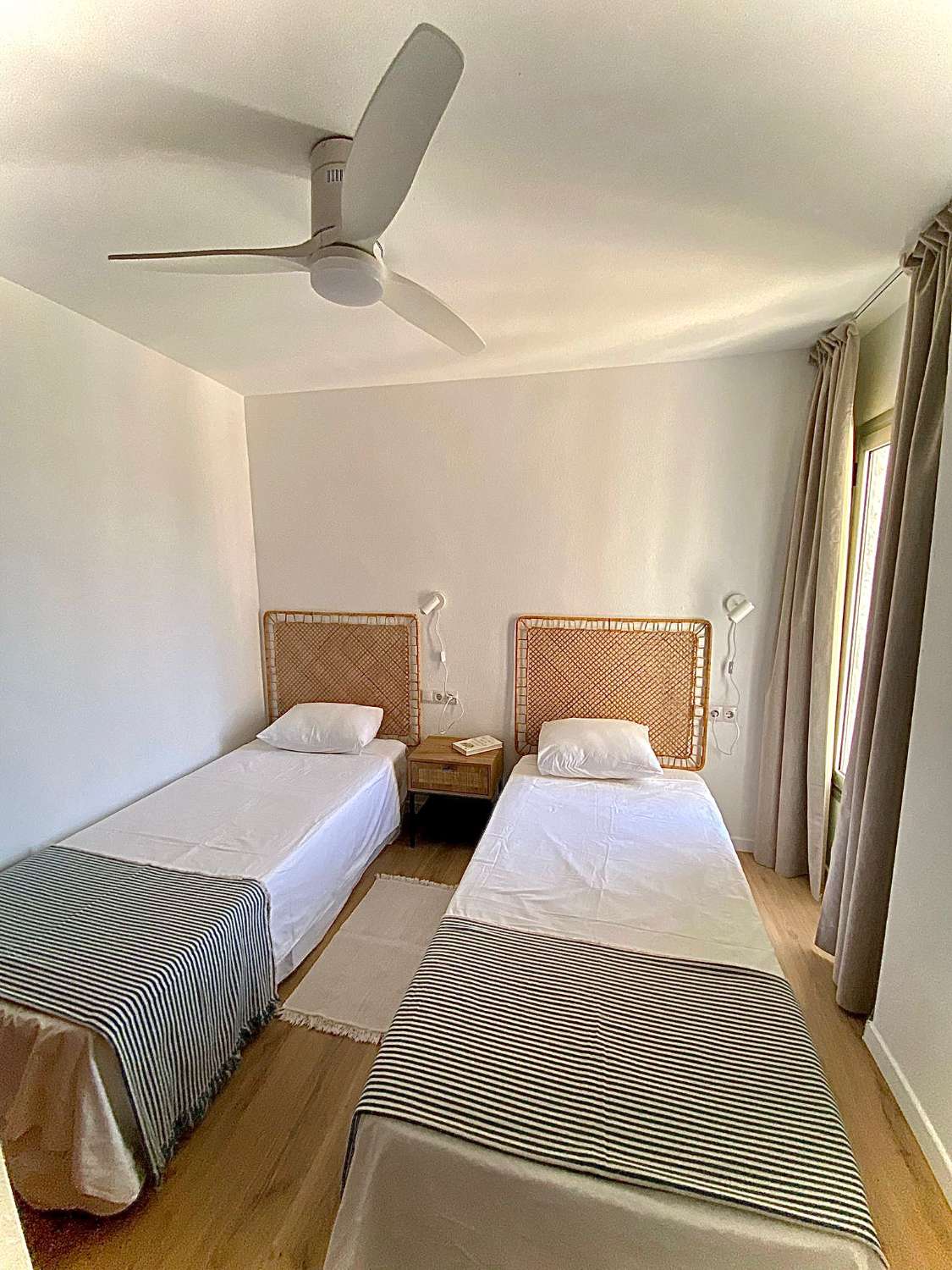 MEDIA TEMPORADA . SE ALQUILA DESDE AHORA HASTA 30.6.26  PRECIOSO  APARTAMENTO EN 1ª LINEA DE PLAYA CON VISTAS AL MAR  EN ZONA  LAS GAVIOTAS (FUENGIROLA)