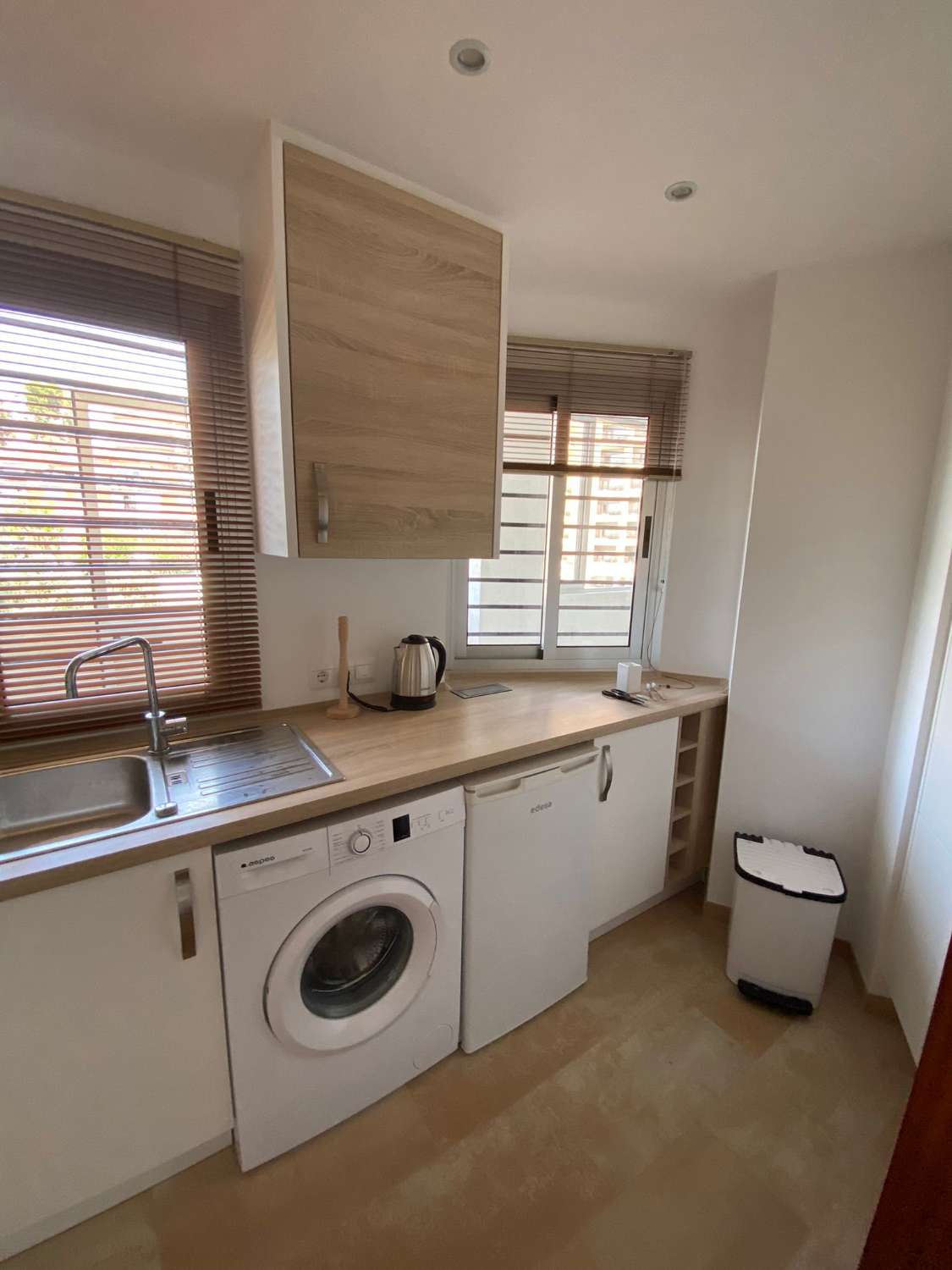 MEDIA TEMPORADA . SE ALQUILA DESDE AHORA HASTA 30.6.26  PRECIOSO  APARTAMENTO EN 1ª LINEA DE PLAYA CON VISTAS AL MAR  EN ZONA  LAS GAVIOTAS (FUENGIROLA)