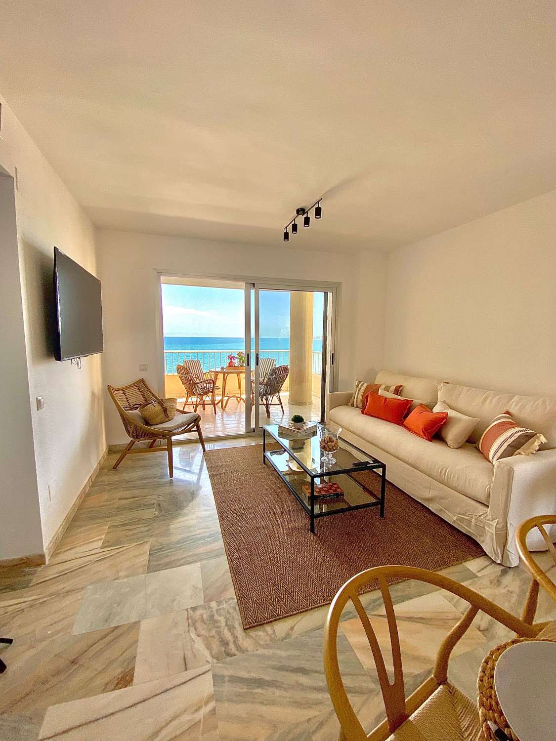 MEDIA TEMPORADA . SE ALQUILA DESDE AHORA HASTA 30.6.26  PRECIOSO  APARTAMENTO EN 1ª LINEA DE PLAYA CON VISTAS AL MAR  EN ZONA  LAS GAVIOTAS (FUENGIROLA)