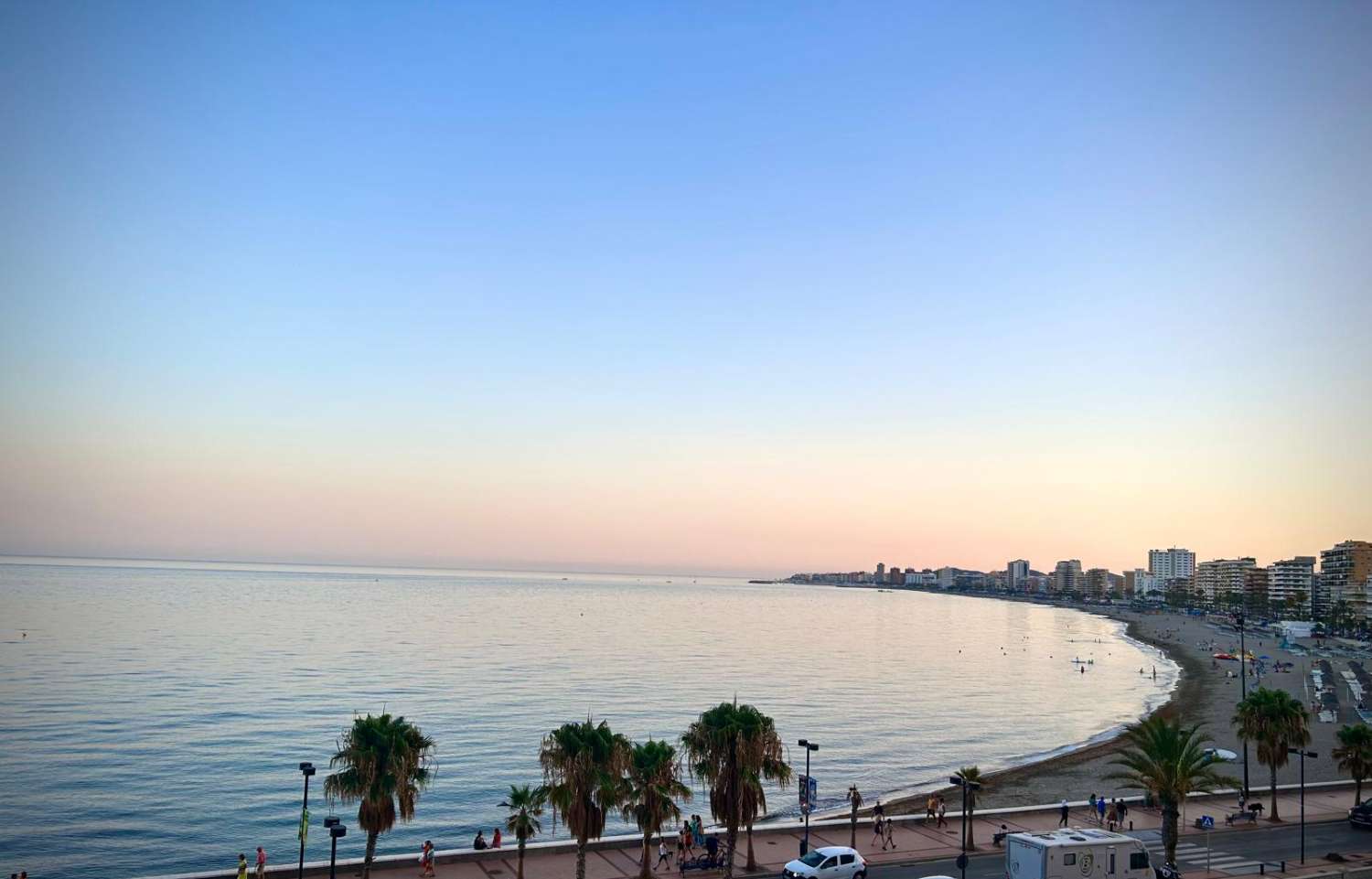 MEDIA TEMPORADA . SE ALQUILA DESDE AHORA HASTA 30.6.26  PRECIOSO  APARTAMENTO EN 1ª LINEA DE PLAYA CON VISTAS AL MAR  EN ZONA  LAS GAVIOTAS (FUENGIROLA)