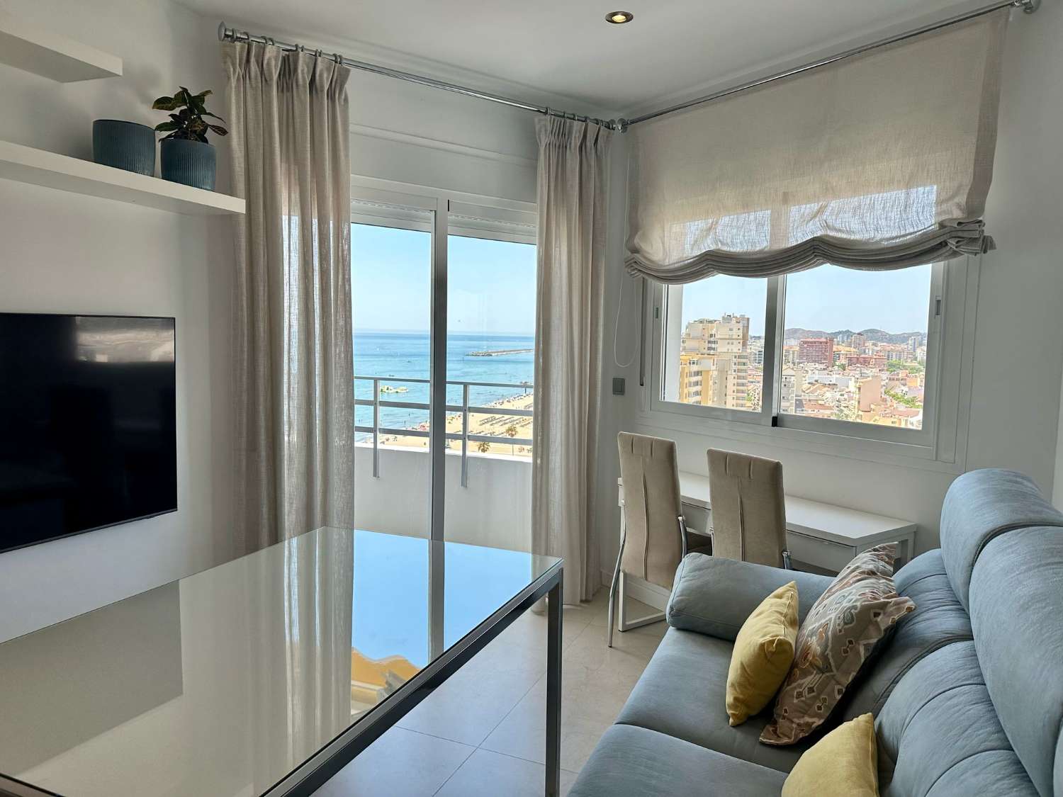 MEDIA TEMPORADA . SE ALQUILA DESDE AHORA HASTA 27.2 .26  BONITO APARTAMENTO EN 1ª LINEA  CON VISTAS AL MAR EN LOS BOLICHES (FUENGIROLA)