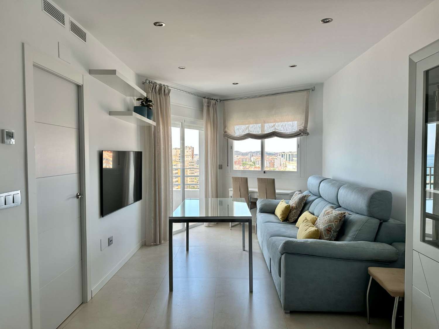 MEDIA TEMPORADA . SE ALQUILA DESDE AHORA HASTA 27.2 .26  BONITO APARTAMENTO EN 1ª LINEA  CON VISTAS AL MAR EN LOS BOLICHES (FUENGIROLA)