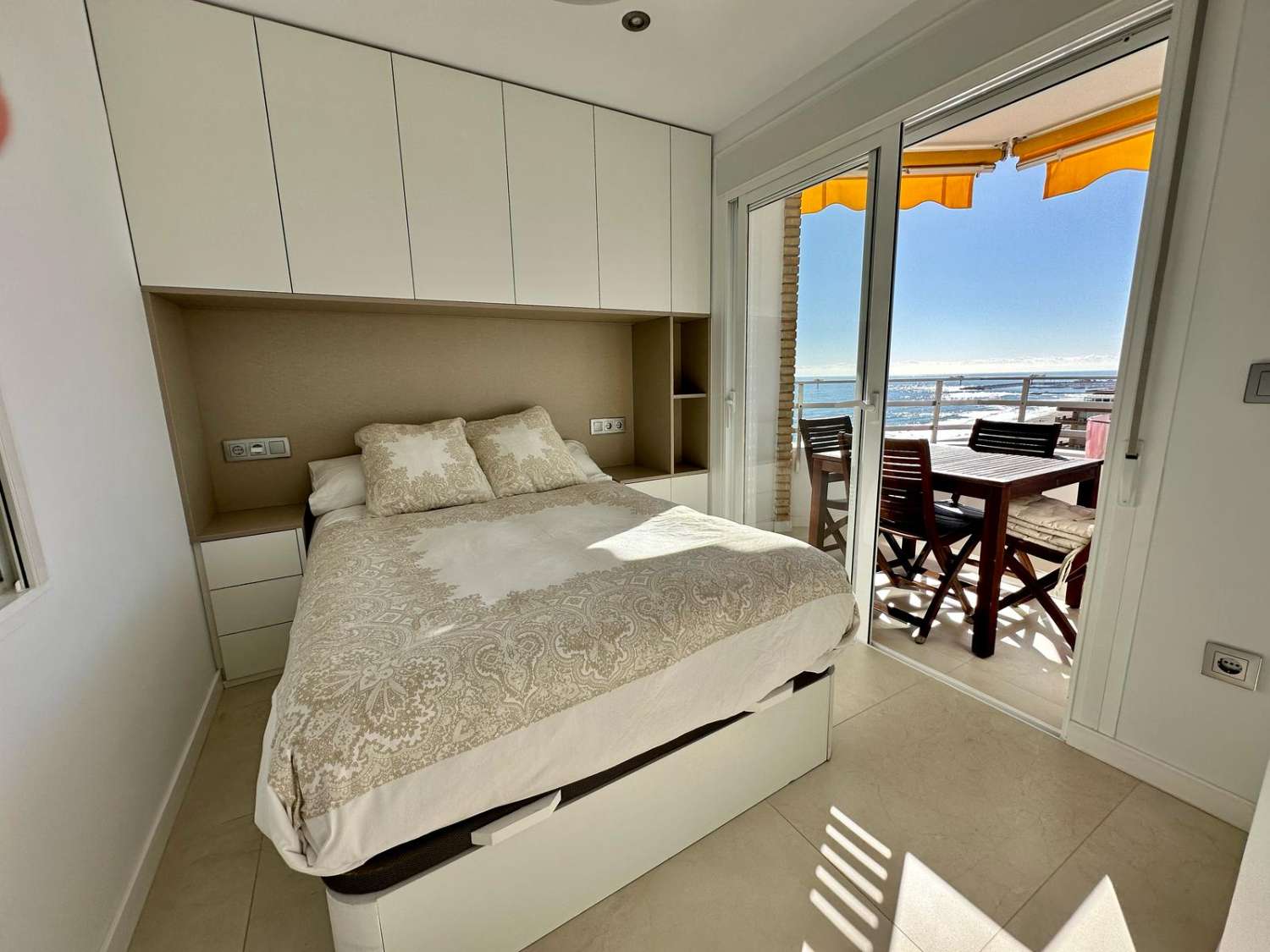 MEDIA TEMPORADA . SE ALQUILA DESDE AHORA HASTA 27.2 .26  BONITO APARTAMENTO EN 1ª LINEA  CON VISTAS AL MAR EN LOS BOLICHES (FUENGIROLA)