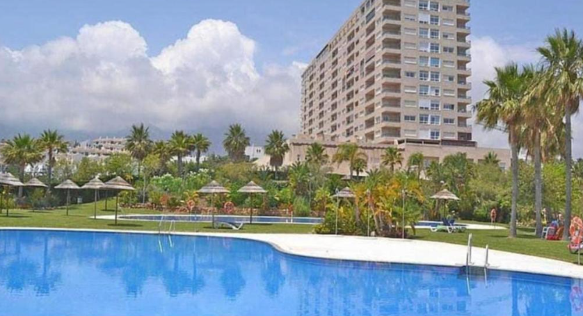 LÅNGSIKTIGT Trevlig lägenhet uthyres på 1: a raden stranden med havsutsikt i Benalmadena kusten