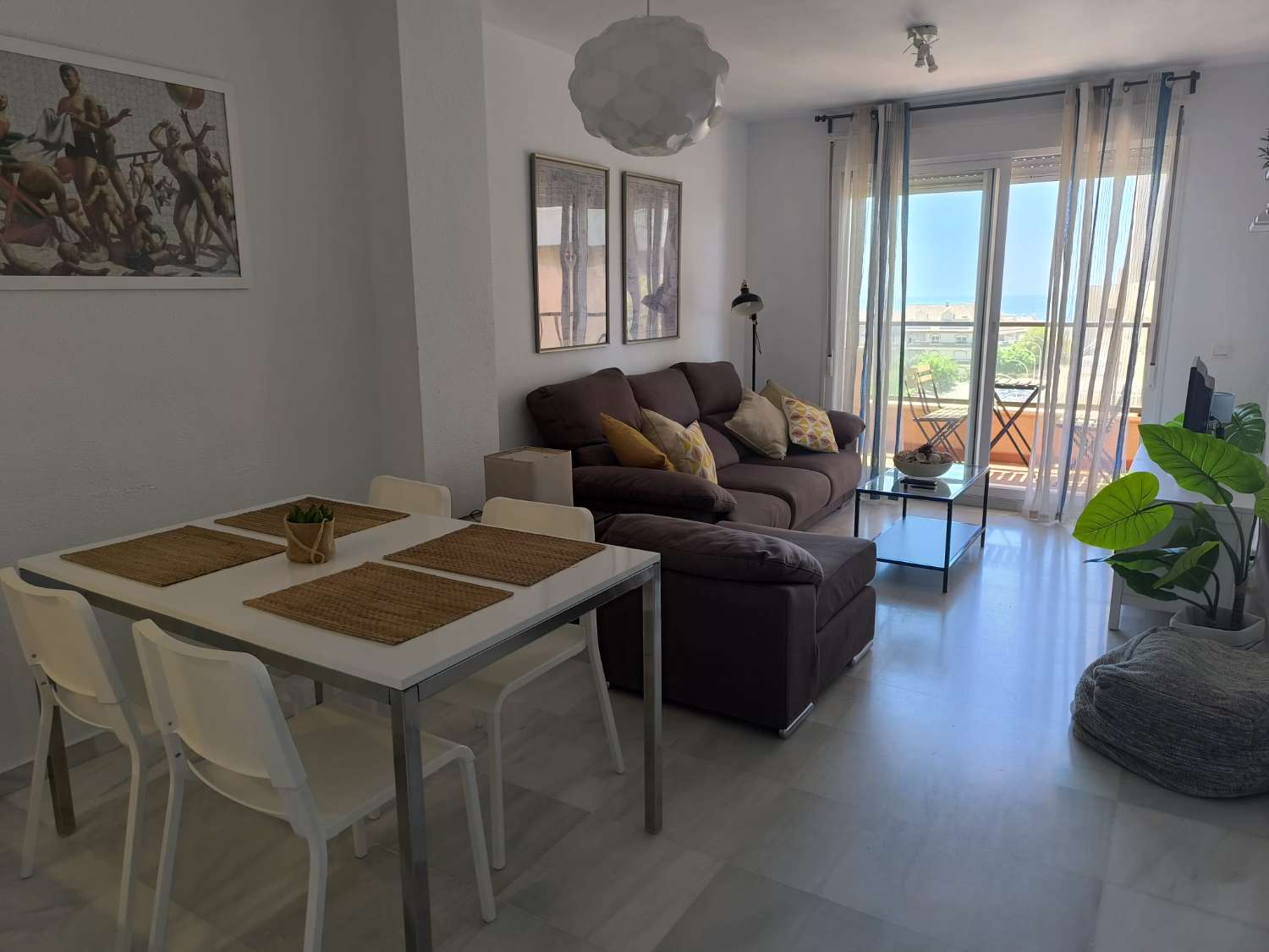 LÅNGSIKTIGT Trevlig lägenhet uthyres på 1: a raden stranden med havsutsikt i Benalmadena kusten