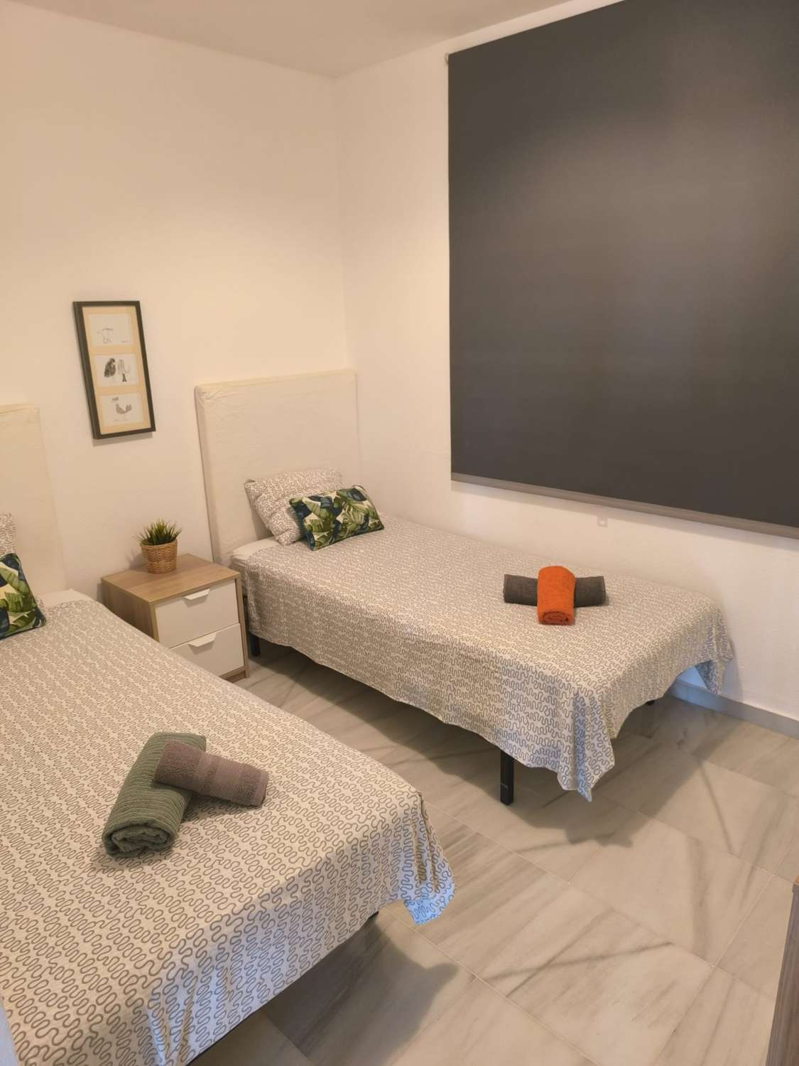 LÅNGSIKTIGT Trevlig lägenhet uthyres på 1: a raden stranden med havsutsikt i Benalmadena kusten