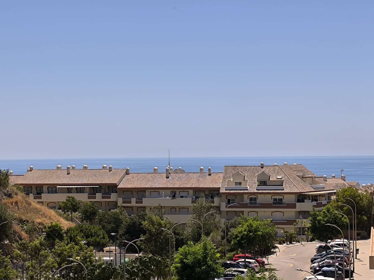 LÅNGSIKTIGT Trevlig lägenhet uthyres på 1: a raden stranden med havsutsikt i Benalmadena kusten