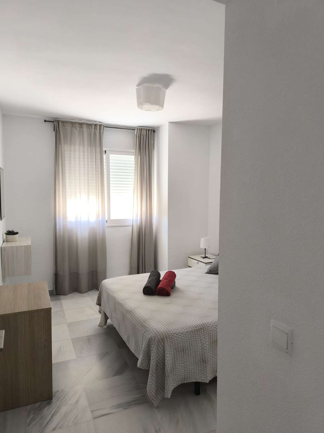 LÅNGSIKTIGT Trevlig lägenhet uthyres på 1: a raden stranden med havsutsikt i Benalmadena kusten