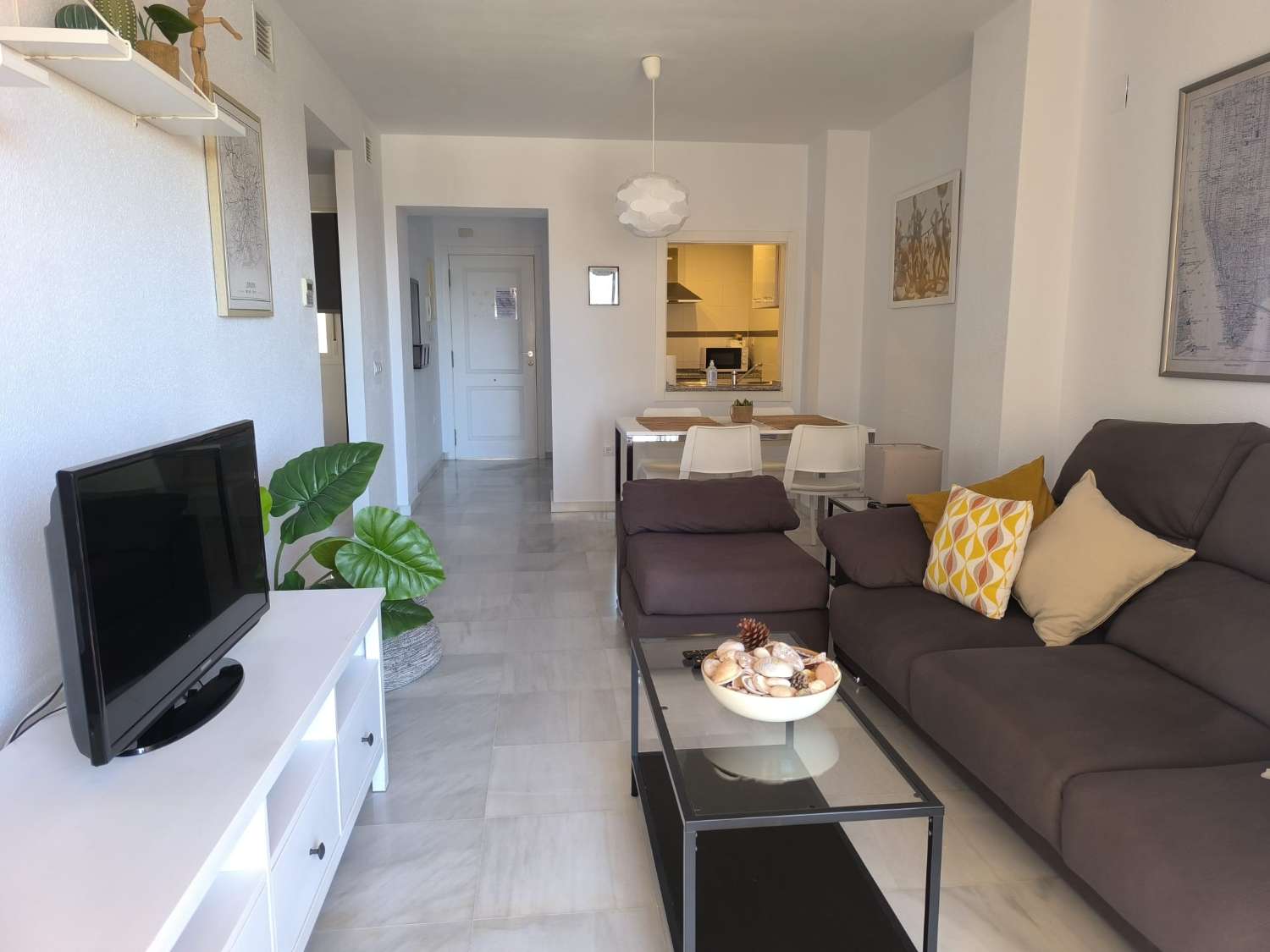 LÅNGSIKTIGT Trevlig lägenhet uthyres på 1: a raden stranden med havsutsikt i Benalmadena kusten