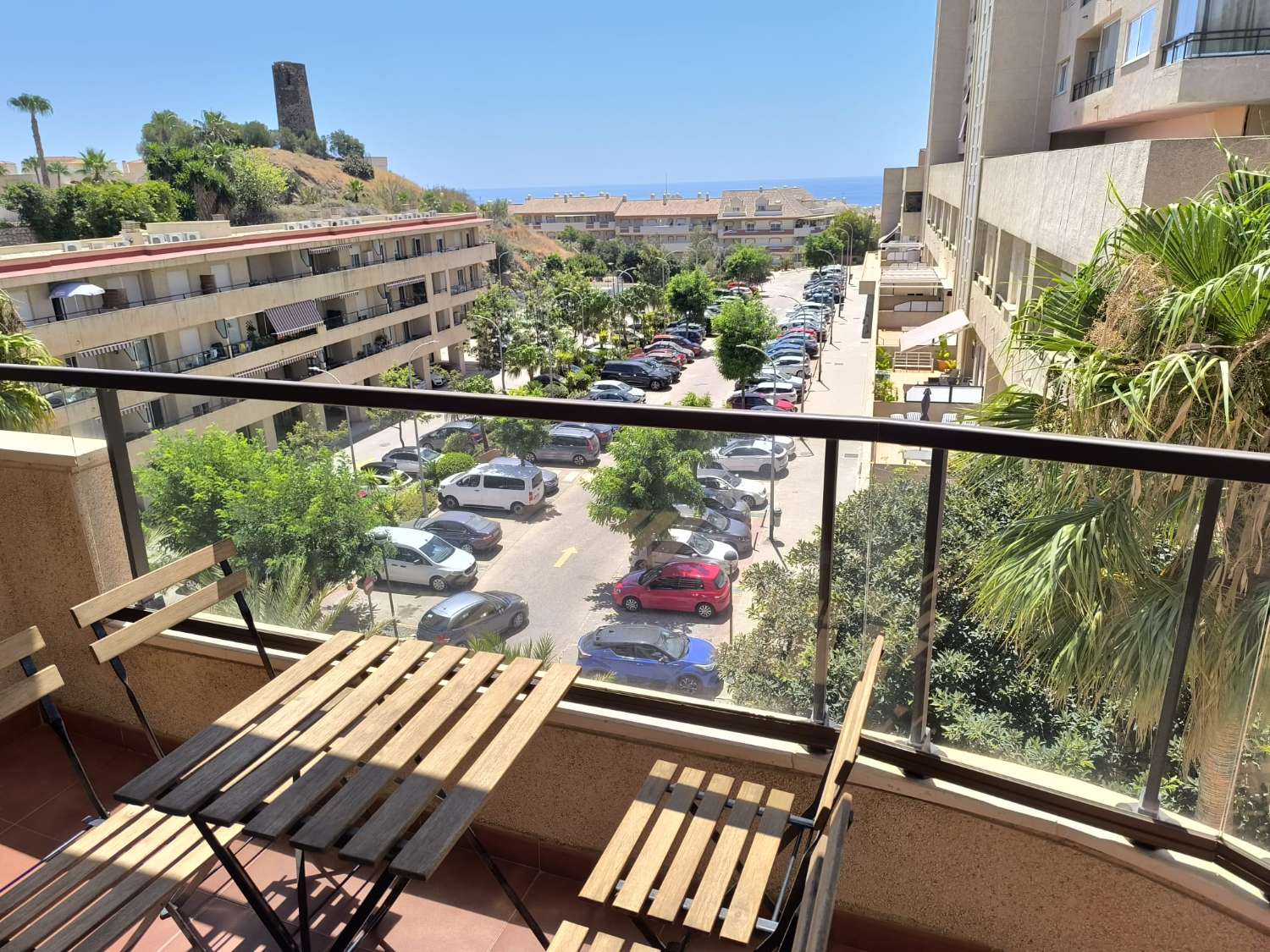 LÅNGSIKTIGT Trevlig lägenhet uthyres på 1: a raden stranden med havsutsikt i Benalmadena kusten
