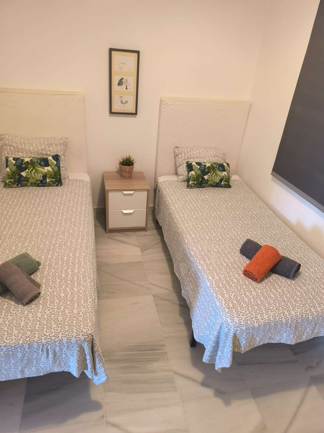 LÅNGSIKTIGT Trevlig lägenhet uthyres på 1: a raden stranden med havsutsikt i Benalmadena kusten