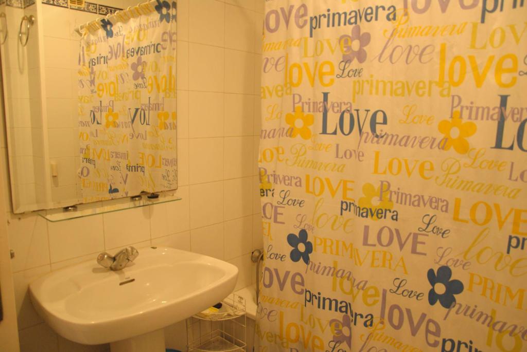 MOOI APPARTEMENT MET UITZICHT OP ZEE IN ARROYO DE LA MIEL (BENALMADENA) WORDT VERHUURD VOOR LANGE TERMIJN.