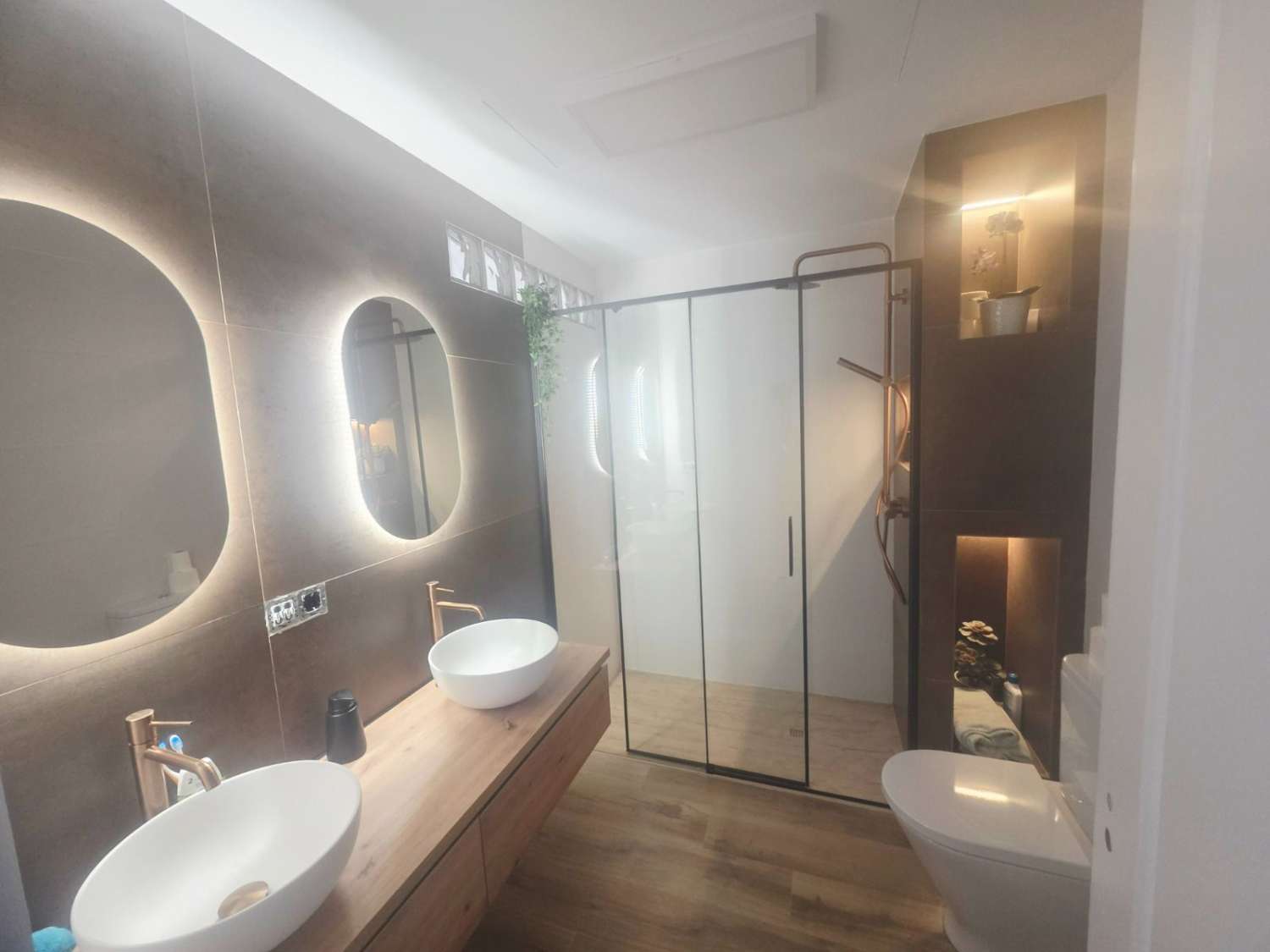 MEZZA STAGIONE. IN AFFITTO DA ORA FINO AL 30.6.26 BELLISSIMO ATTICO CON VISTA FRONTALE SUL MARE A NUEVA TORREQUEBRADA (BENALMADENA)