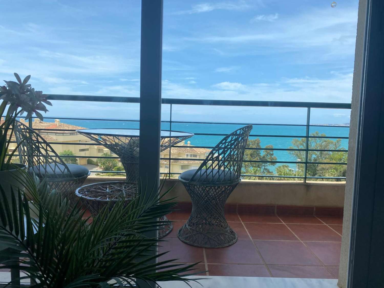 MEZZA STAGIONE. IN AFFITTO DA ORA FINO AL 30.6.26 BELLISSIMO ATTICO CON VISTA FRONTALE SUL MARE A NUEVA TORREQUEBRADA (BENALMADENA)