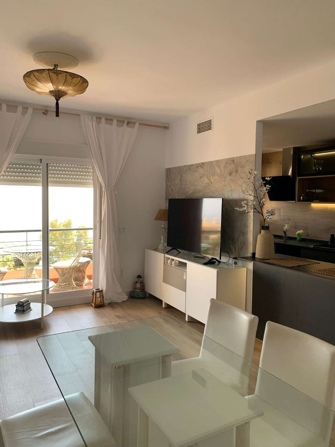 MEZZA STAGIONE. IN AFFITTO DA ORA FINO AL 30.6.26 BELLISSIMO ATTICO CON VISTA FRONTALE SUL MARE A NUEVA TORREQUEBRADA (BENALMADENA)