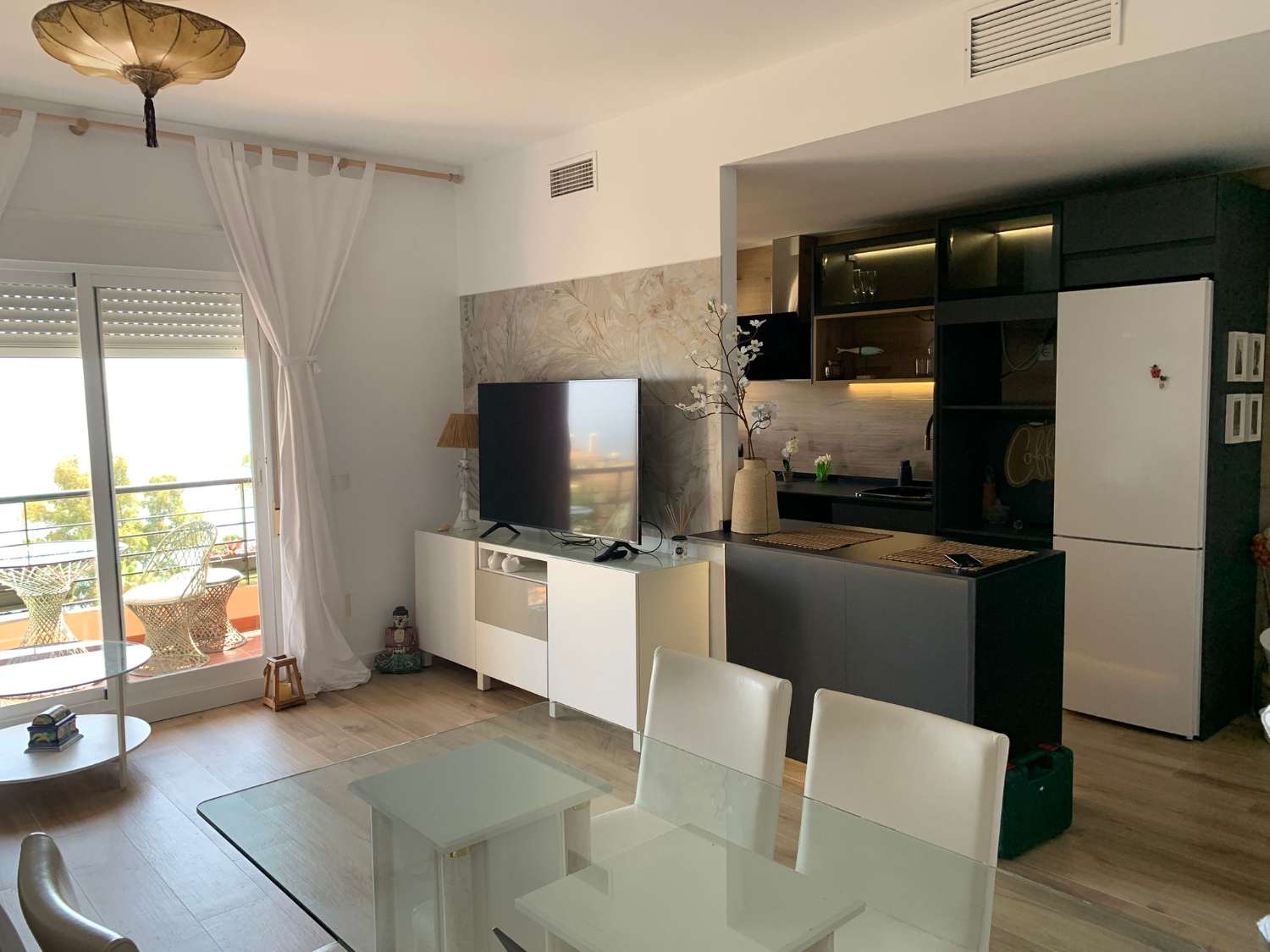MEZZA STAGIONE. IN AFFITTO DA ORA FINO AL 30.6.26 BELLISSIMO ATTICO CON VISTA FRONTALE SUL MARE A NUEVA TORREQUEBRADA (BENALMADENA)