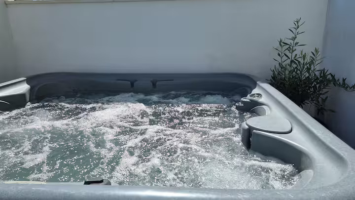 PUOLI KAUTTA.  SE ON VUOKRATTU UPEASTA TALOSTA LOS PACOSIN ALUEELLA (FUNEGIROLA).
