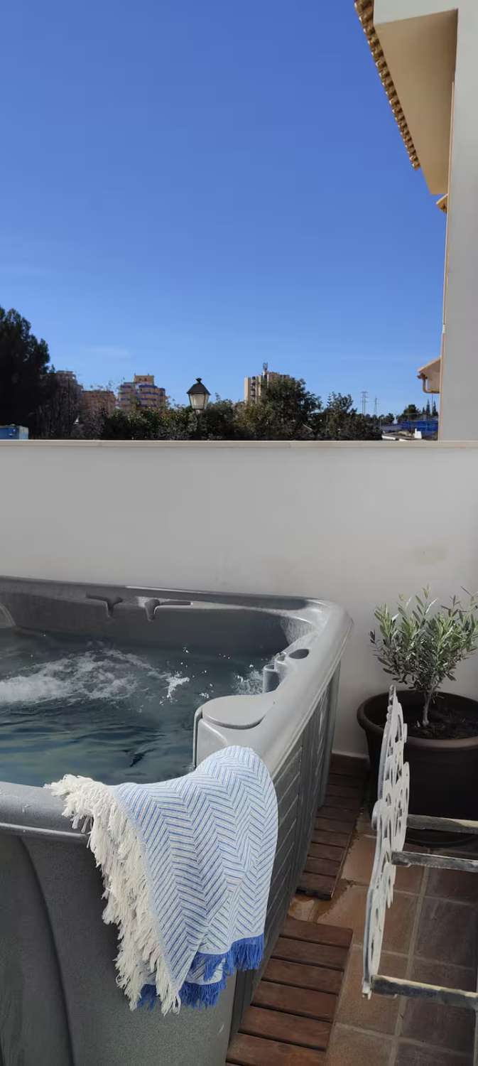 PUOLI KAUTTA.  SE ON VUOKRATTU UPEASTA TALOSTA LOS PACOSIN ALUEELLA (FUNEGIROLA).