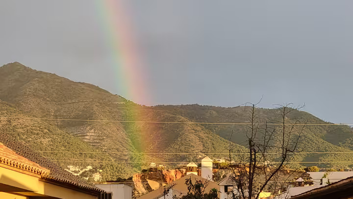 PUOLI KAUTTA.  SE ON VUOKRATTU UPEASTA TALOSTA LOS PACOSIN ALUEELLA (FUNEGIROLA).