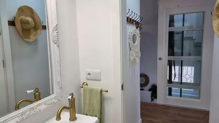PUOLI KAUTTA.  SE ON VUOKRATTU UPEASTA TALOSTA LOS PACOSIN ALUEELLA (FUNEGIROLA).