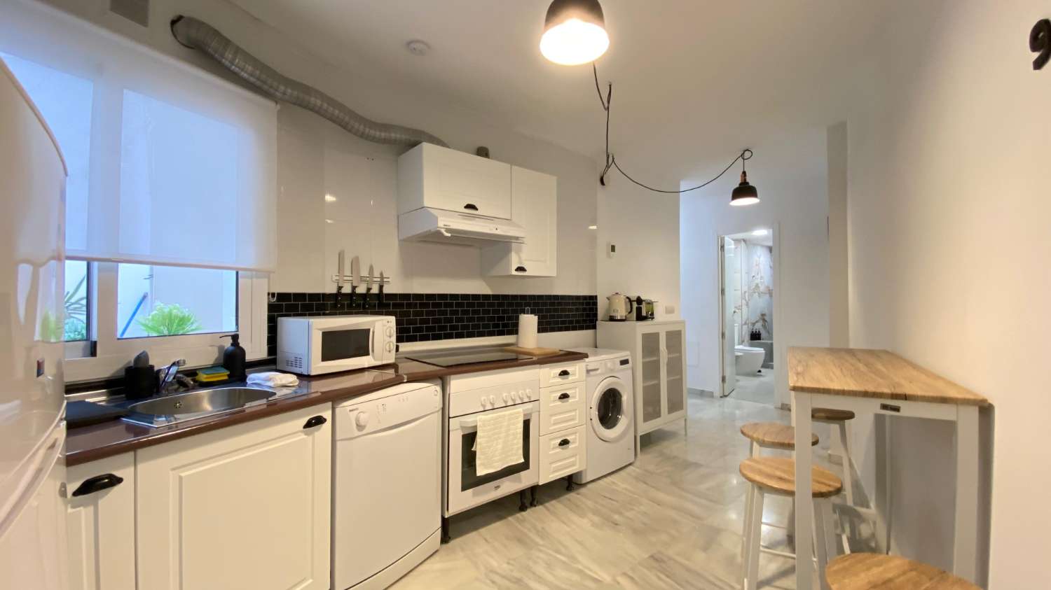 DEMI-SAISON. BEL APPARTEMENT À LOUER DU 15.10.25-30.6.26 DANS LE CENTRE DU VILLAGE DE MIJAS