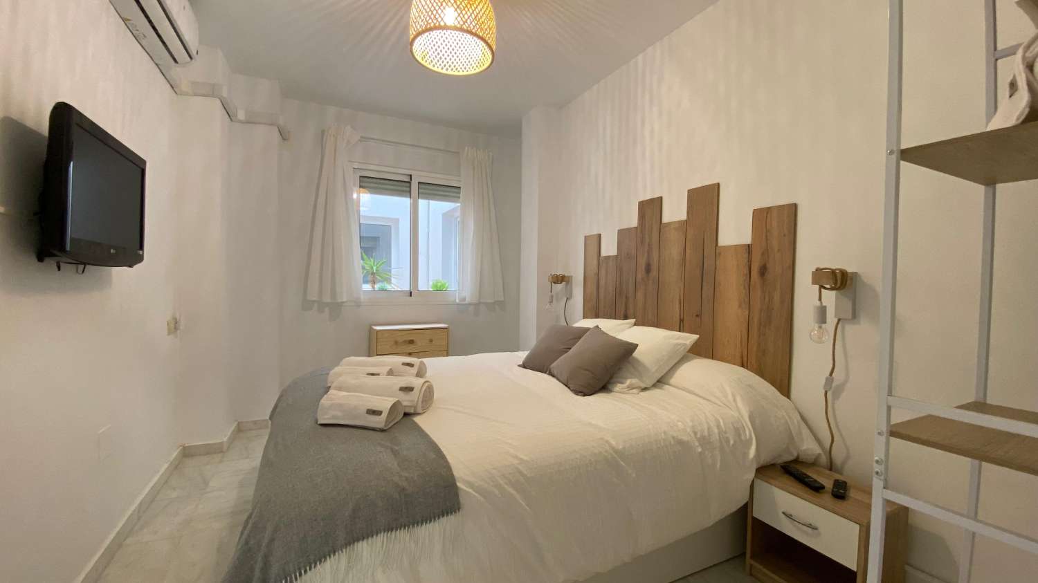 DEMI-SAISON. BEL APPARTEMENT À LOUER DU 15.10.25-30.6.26 DANS LE CENTRE DU VILLAGE DE MIJAS