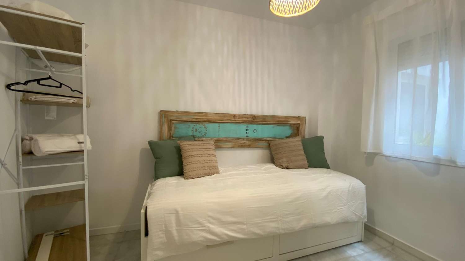 DEMI-SAISON. BEL APPARTEMENT À LOUER DU 15.10.25-30.6.26 DANS LE CENTRE DU VILLAGE DE MIJAS