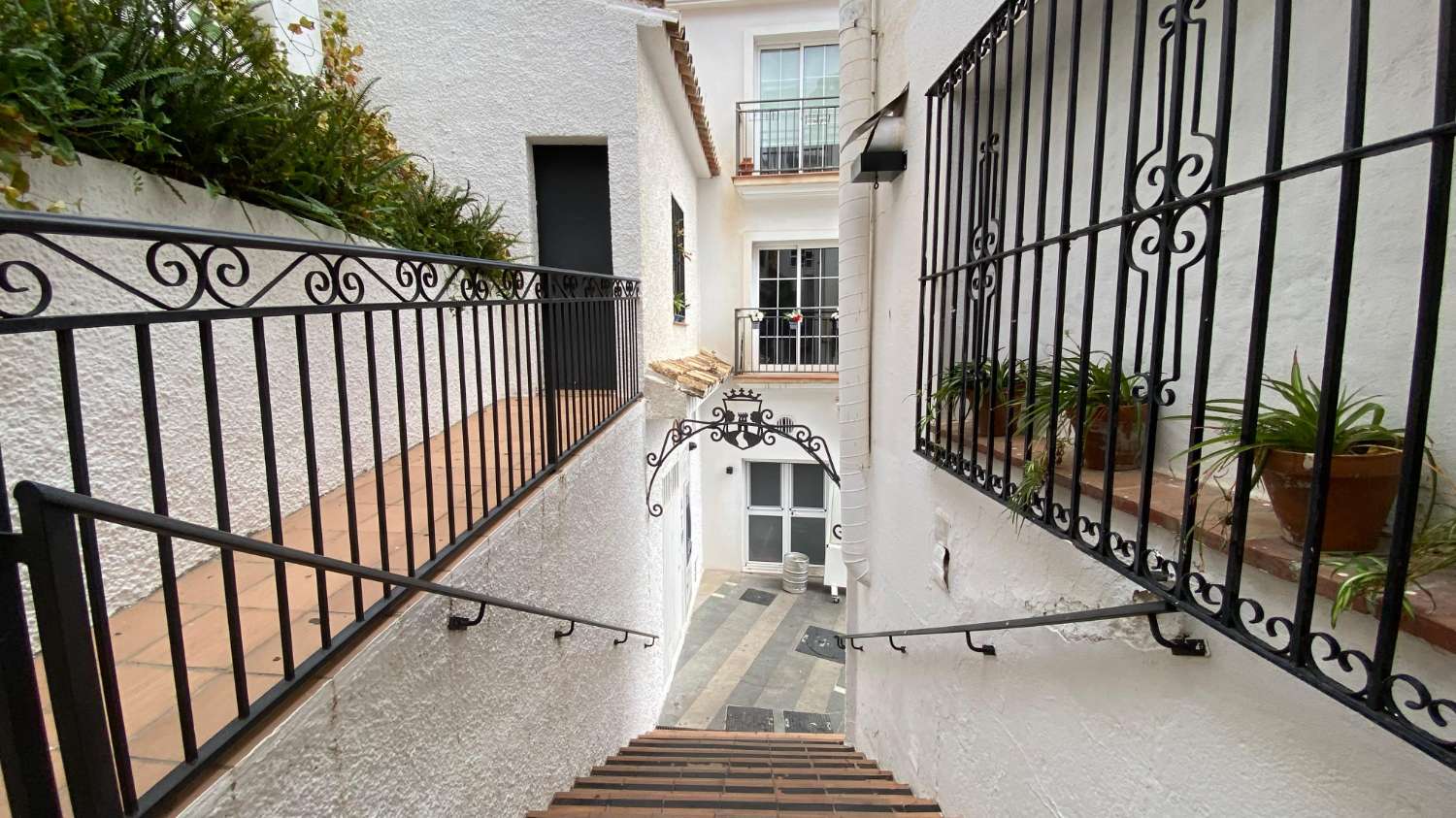 DEMI-SAISON. BEL APPARTEMENT À LOUER DU 15.10.25-30.6.26 DANS LE CENTRE DU VILLAGE DE MIJAS