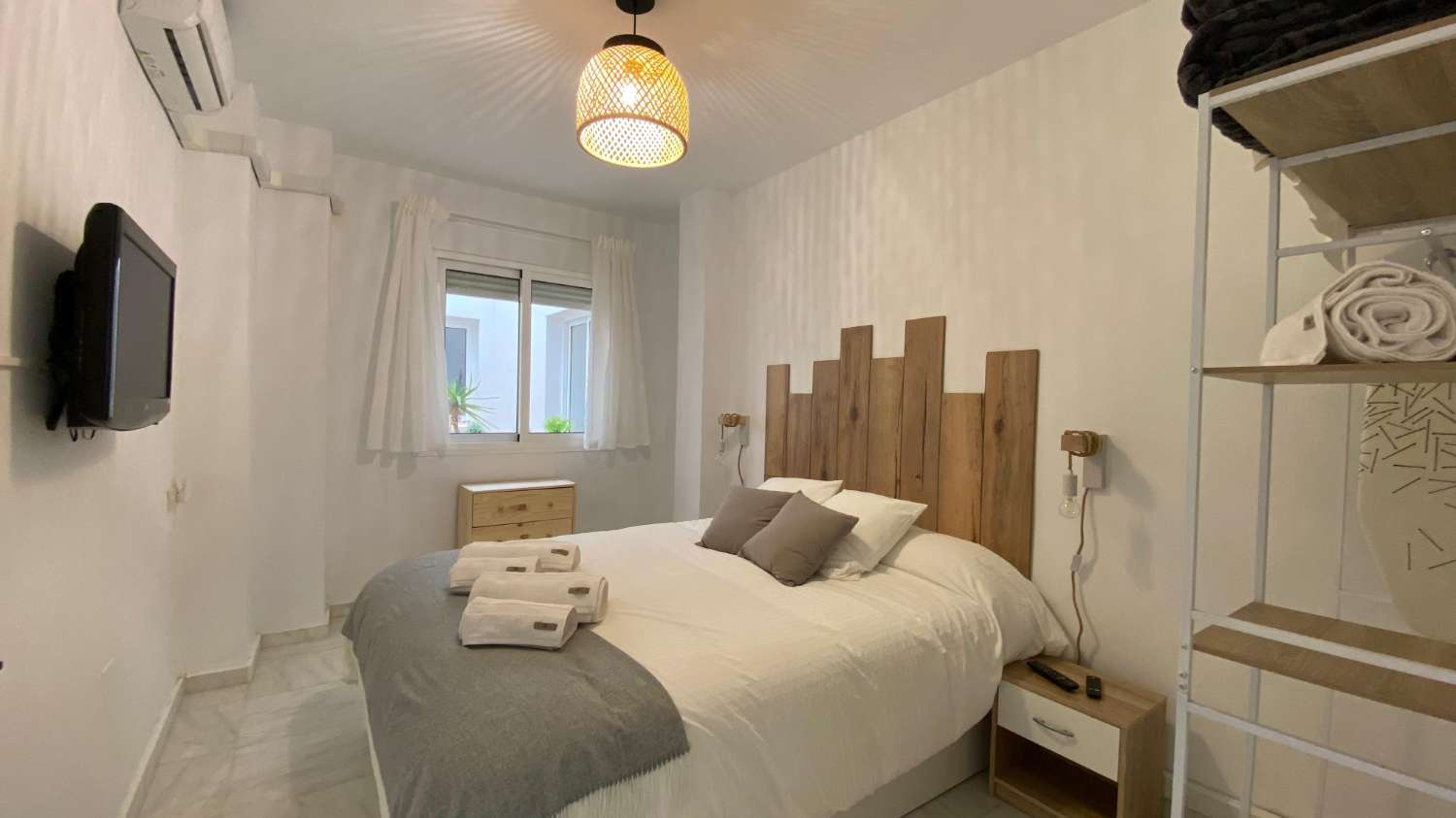DEMI-SAISON. BEL APPARTEMENT À LOUER DU 15.10.25-30.6.26 DANS LE CENTRE DU VILLAGE DE MIJAS