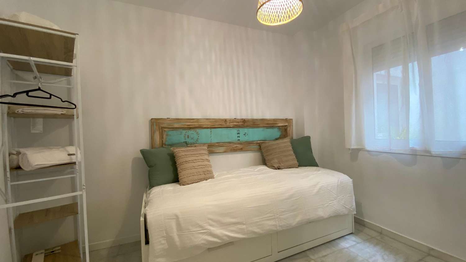DEMI-SAISON. BEL APPARTEMENT À LOUER DU 15.10.25-30.6.26 DANS LE CENTRE DU VILLAGE DE MIJAS