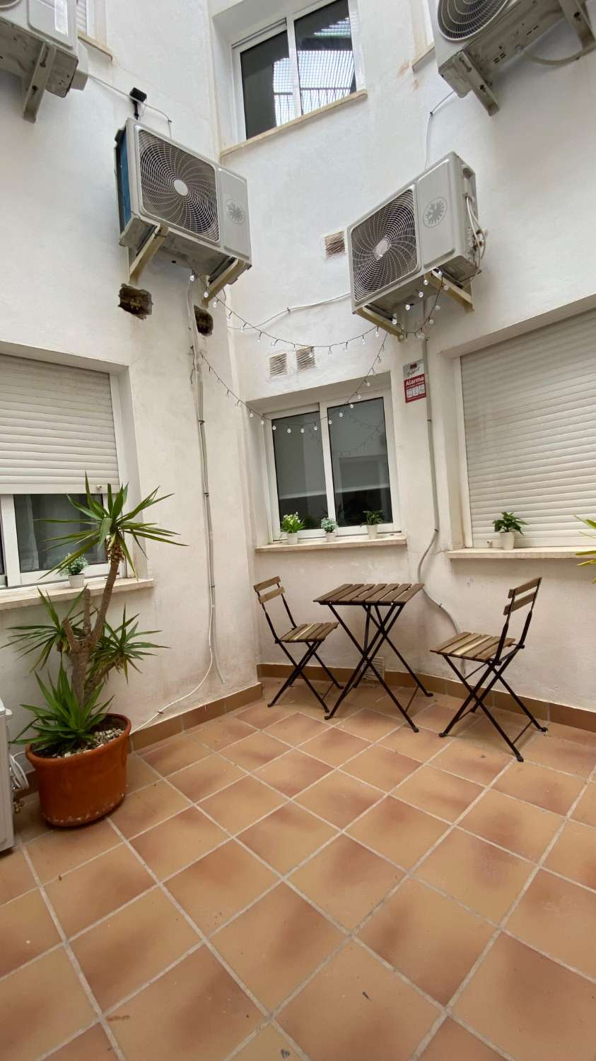DEMI-SAISON. BEL APPARTEMENT À LOUER DU 15.10.25-30.6.26 DANS LE CENTRE DU VILLAGE DE MIJAS